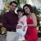 Emma con su esposo e hija.