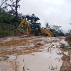 Con maquinaria de la prefectura se tratan de abrir las vías afectadas.