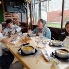 Ambato. Sabores de antaño. La comida típica se sirve en bateas de aliso, evocando la tradición.