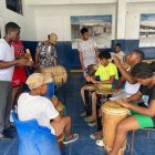 Mientras los niños tocan, el sonido del bombo se une a la melodía, resonando con la fuerza de un corazón que late al compás de la vida.