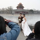 Una pareja posa para fotografías de boda en las afueras de la Ciudad Prohibida en Beijing el 11 de febrero de 2025. El año pasado, China experimentó una disminución de una quinta parte en los matrimonios.