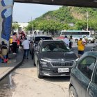 Fila de autos para entrar al mercado.