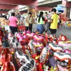 Decenas de comercios ponen color bajo el puente