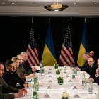 El vicepresidente de EE.UU., J. D. Vance (derecha), el secretario de Estado, Marco Rubio y el presidente Volodymyr Zelensky, se reúnen al margen de la 61.a Conferencia de Seguridad de Múnich (MSC), en Múnich.