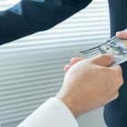 Referencial. Los trabajadores bajo relación de dependencia, que están asegurados, reciben el décimo cuarto sueldo.