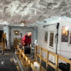 Un investigador baja un cable de fibra óptica 1.500 metros hacia una profundidad de 2.700 metros bajo hielo para registrar señales del interior de una corriente de hielo de forma continua durante 14 horas.