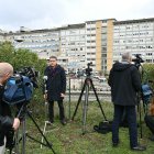Los periodistas colocan su cámara frente al hospital Gemelli, donde el Papa Francisco está internado para exámenes y tratamiento de bronquitis en Roma, el 14 de febrero de 2025.