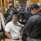 Bogotá. El líder guerrillero disidente de las FARC, Andrés Rojas, en momentos en el que era detenido.