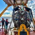 Una vez completado, el telescopio de neutrinos KM3NeT constará de 345 unidades de detección, cada una de ellas formada por un cable submarino de cientos de metros equipado con una serie de módulos como el de la imagen
