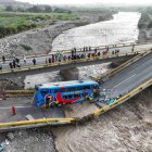 Así se observa el puente colapsado este viernes, en la carretera que une Lima con el megapuerto de Chancay (Perú).