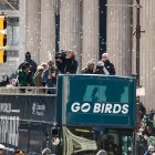 El presidente e integrantes de la plantilla de los Eagles de Philadelphia, mientras recorrían las calles con el trofeo de campeones.