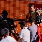 El tenista argentino Diego Schwartzman reacciona al final de un partido contra el español Pedro Martínez que significó también su adiós del tenis.