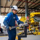 Una persona trabaja en el sistema de gas de Perú.