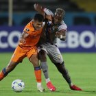 Franklin Carabalí (d) se lució el jueves al frenar en el segundo tiempo a los rivales del equipo de Blooming.