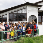 Junto a la casa comunal, los vecinos del barrio Rosa Pérez Pallares, de la parroquia de Chimbacalle, en el sur de Quito.