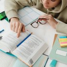 Editorial. El desarrollo de un libro o artículo científico puede durar varios meses, según la especialidad.