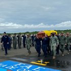 Familiares, amigos y compañeros de la Fuerza Aérea Ecuatoriana (FAE) acompañaron el féretro cubierto con la bandera tricolor hasta el último adiós en Manabí.