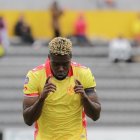Michael Carcelén hizo un doblete en el debut de Aucas 2025.