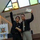 Los jóvenes recibieron estatuillas.