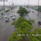 Se observa vías mojadas, por lo que se insta a bajar la velocidad al conducir.