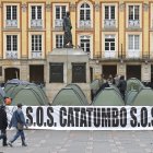 AME4968. BOGOTÁ (COLOMBIA), 16/02/2025.- Fotografía de archivo fechada el 29 de enero de 2025 que muestra personas caminando frente a un campamento de líderes campesinos de la región del Catatumbo, en la Plaza de Bolívar en Bogotá (Colombia). La región colombiana del Catatumbo vive desde hace un mes la peor crisis humanitaria que recuerde el país, causada por los enfrentamientos entre la guerrilla del Ejército de Liberación Nacional (ELN) y el Frente 33 de las disidencias de las FARC, que afecta a casi 85.000 personas, entre ellas comunidades indígenas y migrantes venezolanos. EFE/ Mauricio Dueñas Castañeda/ ARCHIVO