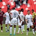 Jugadores de Liga de Quito reaccionan tras empatar 0-0 ante Vinotinto FC, por la fecha 1 de la LigaPro 2025.