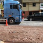 Daños. El hundimiento de la vía persiste en la María Angélica Idrobo en Cumbayá.