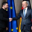 Olaf Scholz estrecha manos con Volodymyr Zelensky.