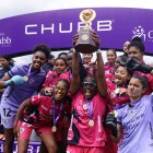 La plantilla completa de Dragonas festejó eufórica en el podio de monarcas dejando en claro que el título de campeonas de la Superliga Femenina 2024 será buscado nuevamente por ellas.