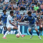 Marcelo Meli (d), de Emelec, intenta evadir la marca de Daniel Clavijo, de la Universidad Católica.