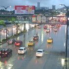 La semana anterior, los vehículos sufrieron una serie de dificultades para transitar por las calles de la ciudad que terminaron inundada.