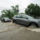 Fotografía de archivo en la que se registró el paso de varios vehículos por una calle inundada en la provincia ecuatoriana de Guayas.