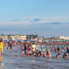 Los turistas disfrutan del mar de General Villamil.
