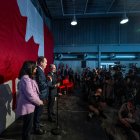 La ministra de Transporte, Anita Anand, el ministro de Empleo, Steven McKinnon, y el ministro de Innovación, Francois-Philippe Champagne hablan con los periodistas, en Toronto, Canadá.