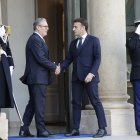 El presidente Emmanuel Macron, da la bienvenida al primer ministro británico, Keir Starmer, antes de una cumbre informal de líderes europeos para discutir la situación en Ucrania.
