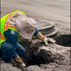 En Carcelén personal de la Epmaps suspendieron una conexión ilegal.