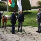 El presidente de Bolivia Luis Arce (c-i), saluda al presidente del Tribunal Supremo Electoral (TSE), Oscar Hassenteufel, previo a una reunión multipartidaria este lunes, en La Paz (Bolivia).