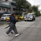 Para cruzar la 10 de Agosto y Colón, los peatones agilizan el paso. En la zona una mujer fue atropellada.