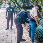 Los agentes metropolitanos realizan revisiones a ciudadanos