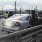 Balean a 2 personas que se encontraban en un vehículo plateado.