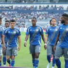 La plantilla eléctrica se forma para sacarse la foto inicial en el duelo entre Emelec y la Universidad Católica.
