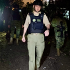 Giancarlo Loffredo, ministro de Defensa, durante la operación en el barrio El Florón, supervisando las acciones de las fuerzas militares.