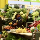 Referencial. Un funcionario del Municipio de Quito obligó a comerciantes de un mercado que retiren la imagen de cartón de Daniel Noboa