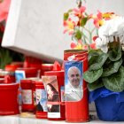 Se colocan flores y velas al pie de una estatua del papa San Juan Pablo II frente al Hospital Universitario Gemelli, en Roma, donde el Papa Francisco está hospitalizado.