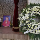 Un hombre sostiene un cuadro durante los preparativos para un homenaje póstumo a la cantante mexicana Paquita la del Barrio este martes, en Ciudad de México (México).