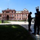Buenos Aires. Policías custodian frente a la Casa Rosada este lunes. El Gobierno de Javier Milei se encuentra en medio de una polémica.
