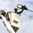 Los técnicos de CNEL instalan luminarias en Salitre.