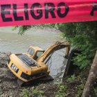 Maquinaria interviene canal.