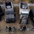 Elementos del Ejército Mexicano, la Guardia Nacional y la Secretaría de Seguridad de Jalisco resguardan cuatro vehículos blindados que fueron incautados a delincuentes en Tlaquepaque.