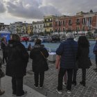 Fieles rezan el rosario frente a una estatua de la Virgen en la cancha de baloncesto del paseo marítimo de Pertini en Pozzuoli, cerca de Nápoles (Italia), el 17 de febrero de 2025.